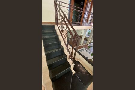 Casa para alugar com 317m², 5 quartos e 2 vagas Casa para alugar com 317m², 5 quartos e 2 vagasCasa 1 - Escada