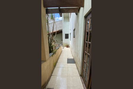 Casa para alugar com 317m², 5 quartos e 2 vagas Casa para alugar com 317m², 5 quartos e 2 vagasCasa 1 - Corredor externo