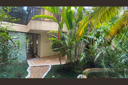 Casa para alugar com 317m², 5 quartos e 2 vagas Casa para alugar com 317m², 5 quartos e 2 vagasCasa 1 - Quintal