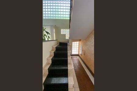 Casa para alugar com 317m², 5 quartos e 2 vagas Casa para alugar com 317m², 5 quartos e 2 vagasCasa 1 - Escada