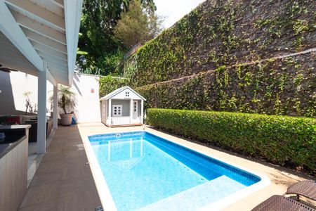 Casa à venda com 618m², 4 quartos e 4 vagas Casa à venda com 618m², 4 quartos e 4 vagasPiscina