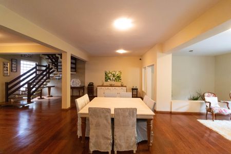 Casa à venda com 618m², 4 quartos e 4 vagas Casa à venda com 618m², 4 quartos e 4 vagasSala de Jantar