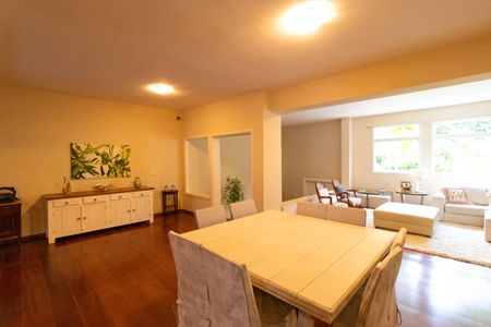 Casa à venda com 618m², 4 quartos e 4 vagas Casa à venda com 618m², 4 quartos e 4 vagasSala de Jantar