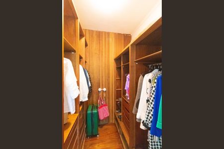 Casa à venda com 618m², 4 quartos e 4 vagas Casa à venda com 618m², 4 quartos e 4 vagasCloset da Suíte 2