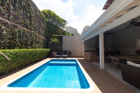 Casa à venda com 618m², 4 quartos e 4 vagas Casa à venda com 618m², 4 quartos e 4 vagasPiscina