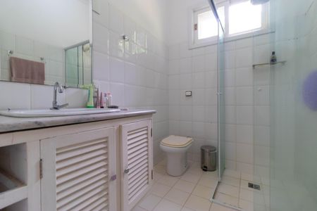 Casa à venda com 618m², 4 quartos e 4 vagas Casa à venda com 618m², 4 quartos e 4 vagasBanheiro da Suíte 2