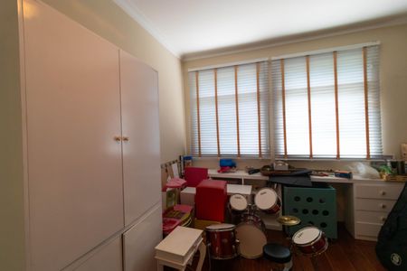 Casa à venda com 618m², 4 quartos e 4 vagas Casa à venda com 618m², 4 quartos e 4 vagasEscritório