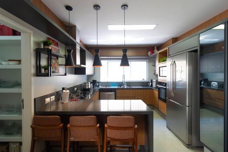 Casa à venda com 618m², 4 quartos e 4 vagas Casa à venda com 618m², 4 quartos e 4 vagasCozinha