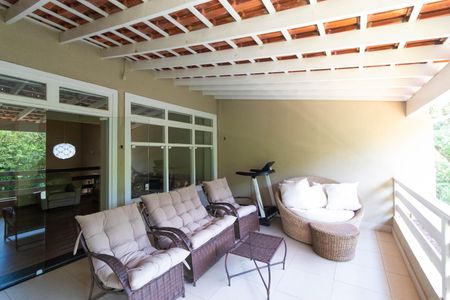 Casa à venda com 618m², 4 quartos e 4 vagas Casa à venda com 618m², 4 quartos e 4 vagasSacada da Sala de Estar