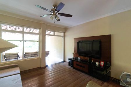 Casa à venda com 618m², 4 quartos e 4 vagas Casa à venda com 618m², 4 quartos e 4 vagasSala de Estar