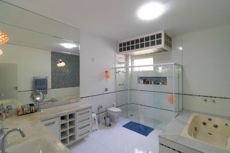 Casa à venda com 618m², 4 quartos e 4 vagas Casa à venda com 618m², 4 quartos e 4 vagasBanheiro da Suíte 1