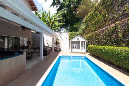 Casa à venda com 618m², 4 quartos e 4 vagas Casa à venda com 618m², 4 quartos e 4 vagasPiscina