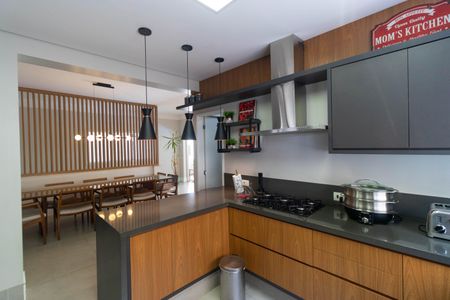 Casa à venda com 618m², 4 quartos e 4 vagas Casa à venda com 618m², 4 quartos e 4 vagasCozinha