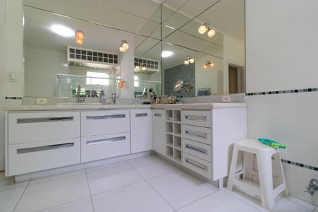 Casa à venda com 618m², 4 quartos e 4 vagas Casa à venda com 618m², 4 quartos e 4 vagasBanheiro da Suíte 1