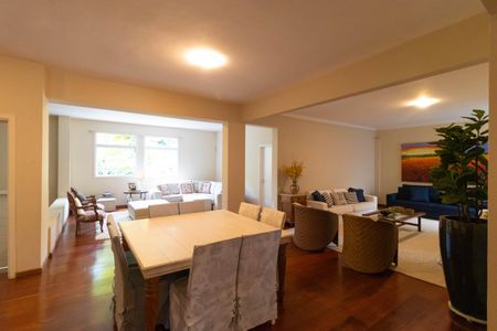 Casa à venda com 618m², 4 quartos e 4 vagas Casa à venda com 618m², 4 quartos e 4 vagasSala de Jantar