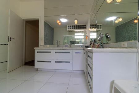 Casa à venda com 618m², 4 quartos e 4 vagas Casa à venda com 618m², 4 quartos e 4 vagasBanheiro da Suíte 1