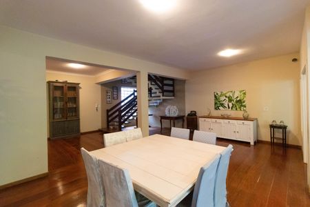 Casa à venda com 618m², 4 quartos e 4 vagas Casa à venda com 618m², 4 quartos e 4 vagasSala de Jantar