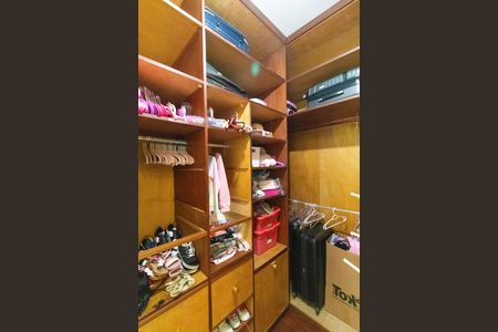 Casa à venda com 618m², 4 quartos e 4 vagas Casa à venda com 618m², 4 quartos e 4 vagasCloset da Suíte 3