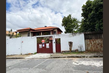 Casa à venda com 200m², 4 quartos e 4 vagasFachada