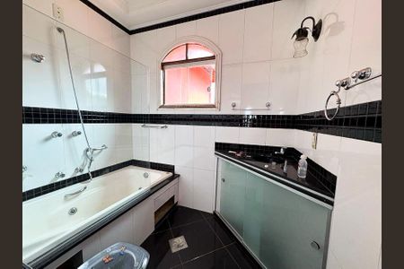 Casa à venda com 200m², 4 quartos e 4 vagasBanheiro da Suíte