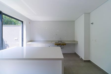 Casa de condomínio à venda com 707m², 5 quartos e 6 vagas Casa de condomínio à venda com 707m², 5 quartos e 6 vagasCozinha