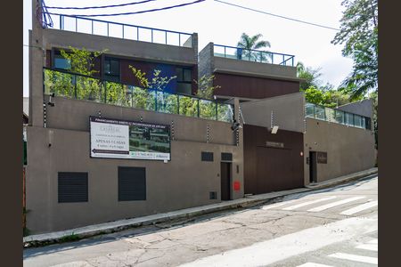 Casa de condomínio à venda com 707m², 5 quartos e 6 vagas Casa de condomínio à venda com 707m², 5 quartos e 6 vagasFachada