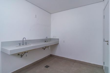 Casa de condomínio à venda com 707m², 5 quartos e 6 vagas Casa de condomínio à venda com 707m², 5 quartos e 6 vagasBanheiro do Quarto 4