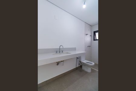 Casa de condomínio à venda com 707m², 5 quartos e 6 vagas Casa de condomínio à venda com 707m², 5 quartos e 6 vagasBanheiro do Quarto 2