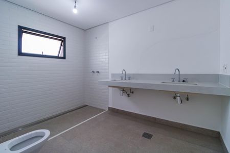 Casa de condomínio à venda com 707m², 5 quartos e 6 vagas Casa de condomínio à venda com 707m², 5 quartos e 6 vagasBanheiro do Quarto 4