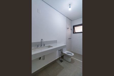 Casa de condomínio à venda com 707m², 5 quartos e 6 vagas Casa de condomínio à venda com 707m², 5 quartos e 6 vagasBanheiro do Quarto 4