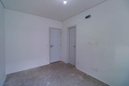 Casa de condomínio à venda com 707m², 5 quartos e 6 vagas Casa de condomínio à venda com 707m², 5 quartos e 6 vagasQuarto 2