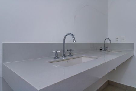 Casa de condomínio à venda com 707m², 5 quartos e 6 vagas Casa de condomínio à venda com 707m², 5 quartos e 6 vagasBanheiro do Quarto 4