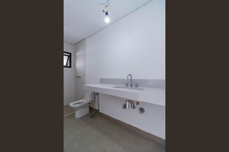 Casa de condomínio à venda com 707m², 5 quartos e 6 vagas Casa de condomínio à venda com 707m², 5 quartos e 6 vagasBanheiro do Quarto 1