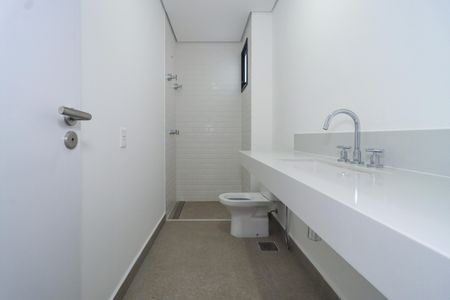 Casa de condomínio à venda com 548m², 4 quartos e 4 vagasBanheiro 1 da Suíte Master