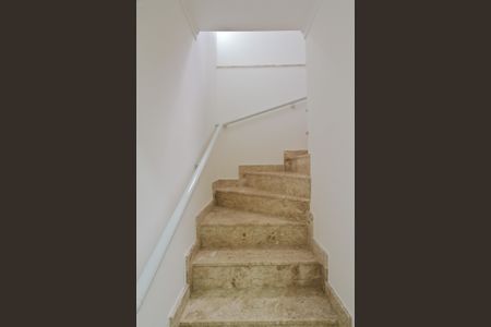 Casa à venda com 240m², 3 quartos e 6 vagasEscada