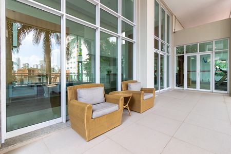 Apartamento à venda com 215m², 3 quartos e 4 vagas Apartamento à venda com 215m², 3 quartos e 4 vagasÁrea Comum - Hall Social (Externo)