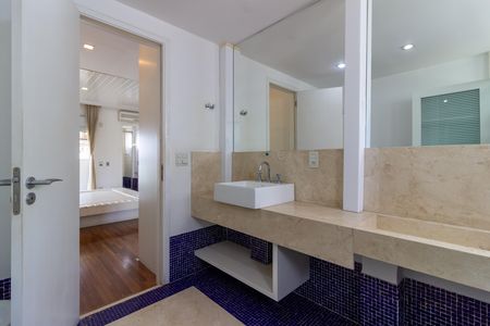 Apartamento à venda com 215m², 3 quartos e 4 vagas Apartamento à venda com 215m², 3 quartos e 4 vagasBanheiro 1 da Suíte 3