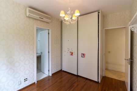 Apartamento à venda com 215m², 3 quartos e 4 vagas Apartamento à venda com 215m², 3 quartos e 4 vagasSuíte 2