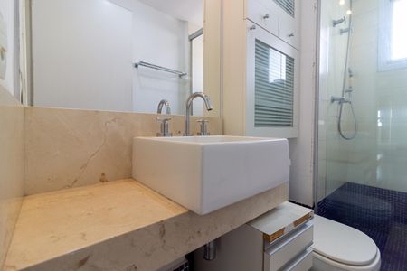 Apartamento à venda com 215m², 3 quartos e 4 vagas Apartamento à venda com 215m², 3 quartos e 4 vagasBanheiro 2 da Suíte 3