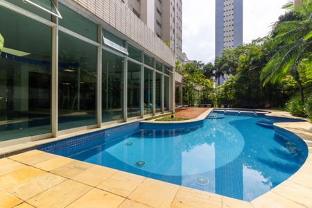 Apartamento à venda com 215m², 3 quartos e 4 vagas Apartamento à venda com 215m², 3 quartos e 4 vagasÁrea comum - Piscina