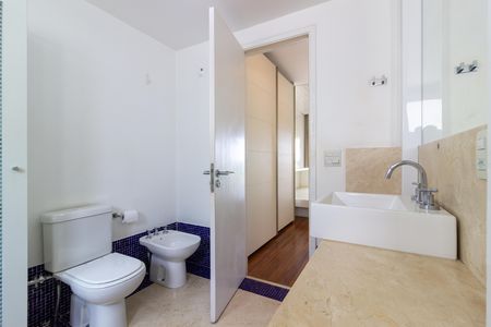 Apartamento à venda com 215m², 3 quartos e 4 vagas Apartamento à venda com 215m², 3 quartos e 4 vagasBanheiro 1 da Suíte 3