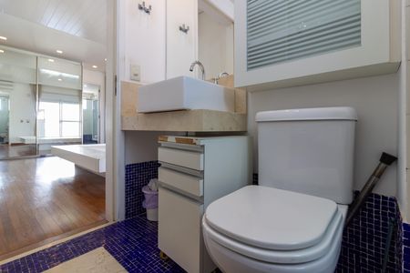 Apartamento à venda com 215m², 3 quartos e 4 vagas Apartamento à venda com 215m², 3 quartos e 4 vagasBanheiro 2 da Suíte 3