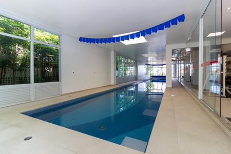 Apartamento à venda com 215m², 3 quartos e 4 vagas Apartamento à venda com 215m², 3 quartos e 4 vagasÁrea comum - Piscina Coberta