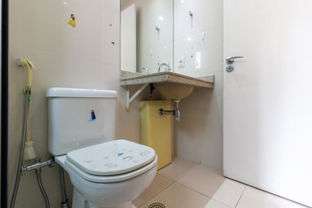 Apartamento à venda com 215m², 3 quartos e 4 vagas Apartamento à venda com 215m², 3 quartos e 4 vagasBanheiro da Suíte 2