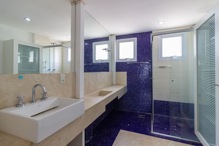 Apartamento à venda com 215m², 3 quartos e 4 vagas Apartamento à venda com 215m², 3 quartos e 4 vagasBanheiro 1 da Suíte 3