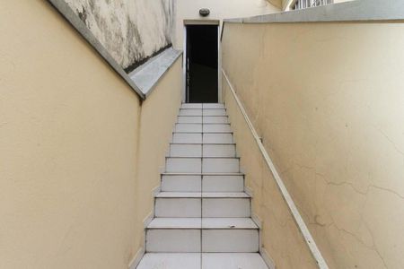 Casa para alugar com 65m², 2 quartos e 1 vaga Casa para alugar com 65m², 2 quartos e 1 vagaEscada