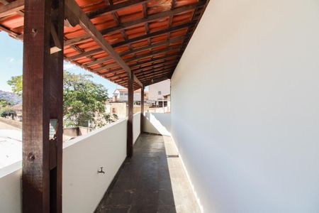 Casa à venda com 280m², 4 quartos e 1 vagaVaranda lateral