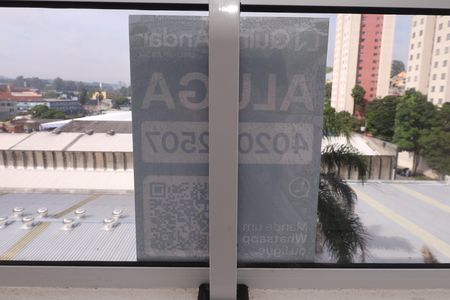 Apartamento à venda com 46m², 2 quartos e 1 vagaPlaca instalada no vidro da sacada (4ºandar)