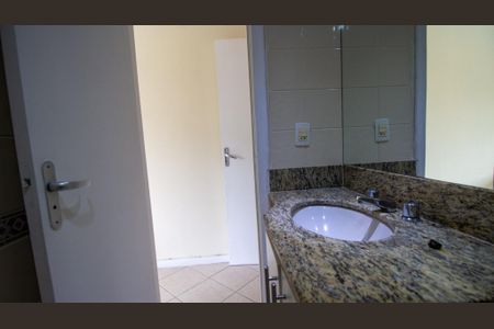 Casa de condomínio para alugar com 110m², 4 quartos e 1 vaga Casa de condomínio para alugar com 110m², 4 quartos e 1 vagaBanheiro da Suíte 1