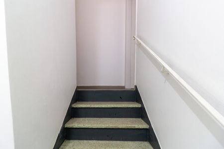 Casa à venda com 135m², 3 quartos e 1 vaga Casa à venda com 135m², 3 quartos e 1 vagaEscada para Piso Superior